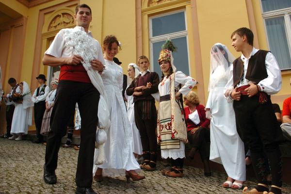 NAJBIZARNIJI SVADBENI OBIČAJ SRBA! Svekrva na tavanu posle svadbe ili mlada ne ulazi u kuću!