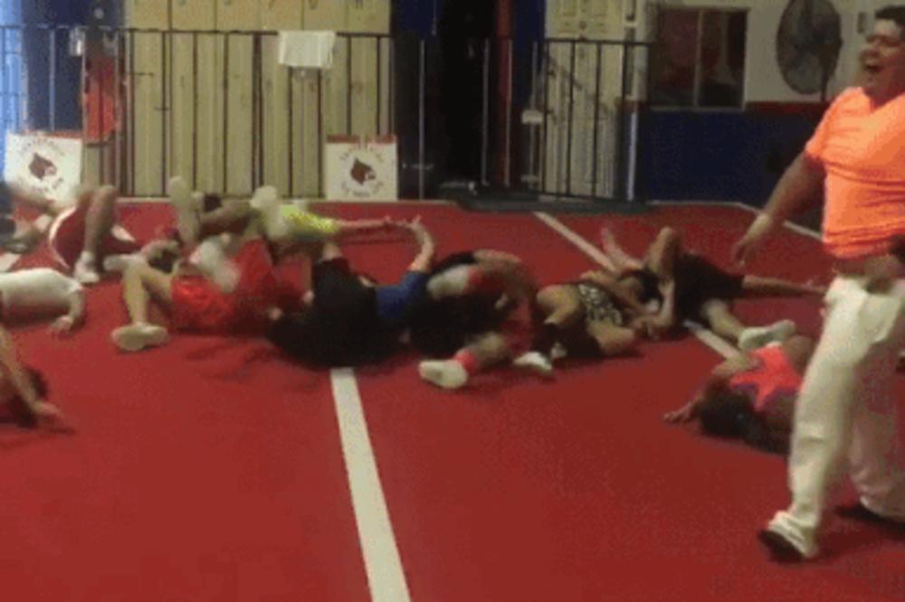 DEBELJKO POBEDIO! 20 ljudi je palo s nogu kad su videli ovo KIDANJE! (VIDEO)