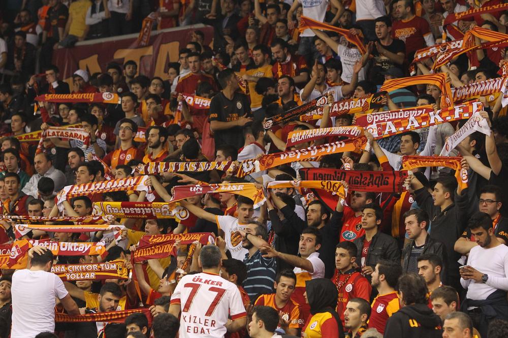 NOVO DIVLJANJE NAVIJAČA GALATASARAJA! Košarkaš Fenerbahčea krvave glave napustio teren! (FOTO)