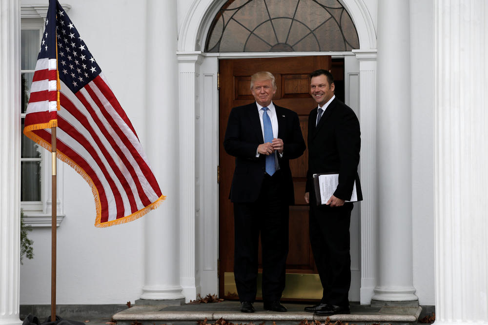 KAKAV SKANDAL: Trampov saradnik se slikao sa TAJNIM PLANOVIMA NOVE AMERIČKE VLADE! (FOTO)