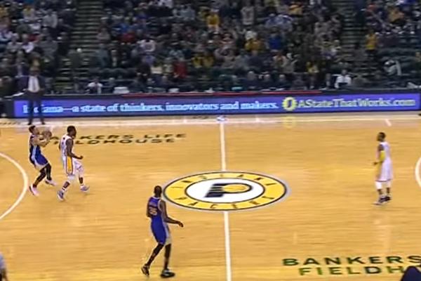 OVO MOŽE SAMO ON! Stef Kari nerealnim košem sa preko pola terena ponovo zasenio košarkaški svet! (VIDEO)