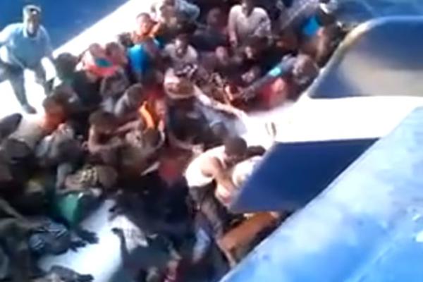 SNIMAK TRAGEDIJE: Migranti se udavili pošto su namerno potopili sopstveni brod! (UZNEMIRUJUĆI VIDEO)