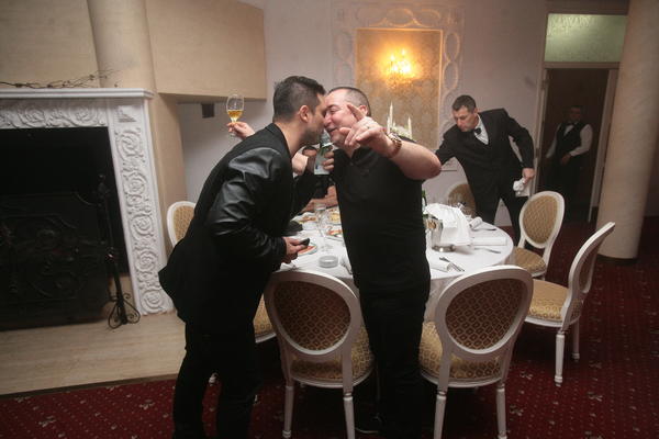 GRMI SRBIJA Brena i Đani slavilli Aranđela - došla cela estrada! Lukas kolo vodio, ali Prija i Filip... (FOTO) (VIDEO)