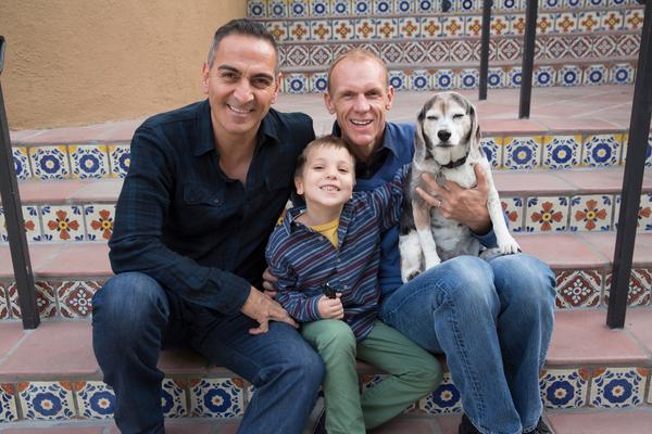 DOZVOLILA BIH GEJEVIMA DA USVAJAJU DECU! I baš me briga što me osuđujete, imam dobar razlog za to!