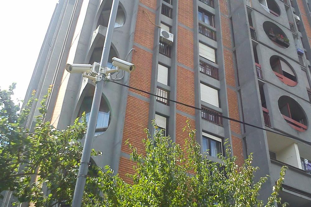 Muškarac na Vidikovcu preti samoubistvom na terasi stana: U rukama drži nož i pištolj!