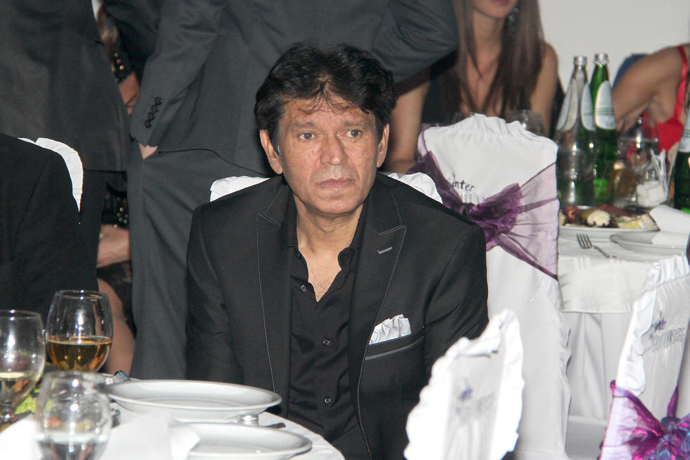 OVO JE POTPUNO LUDILO i ISKIDAO JE! Di-džej pustio Sinana Sakića na jednom od napopularnijih festivala na svetu! (VIDEO)