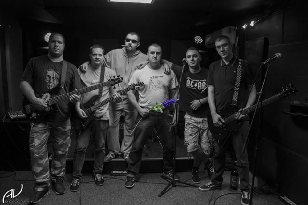 KRIVA JE NARODNA NOŠNJA Da li ste nekad čuli muzičare kada ih puste sa lanaca?! (FOTO)