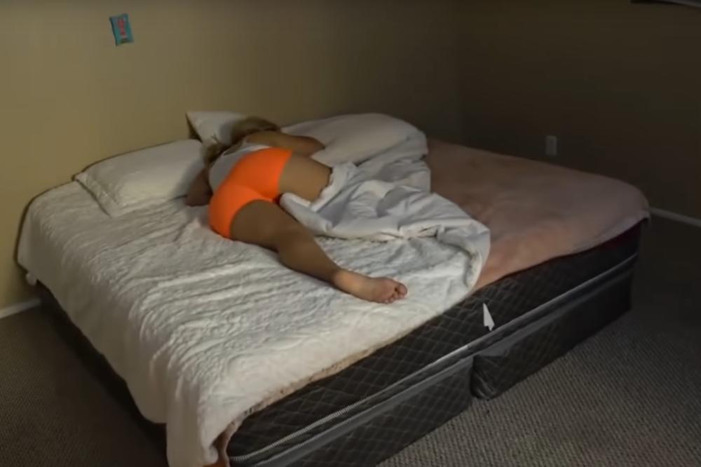 Da li je ovo najgori dečko na svetu? Dok je spavala, ubacio joj je 2 pitona. BUKVALNO! (FOTO) (VIDEO)