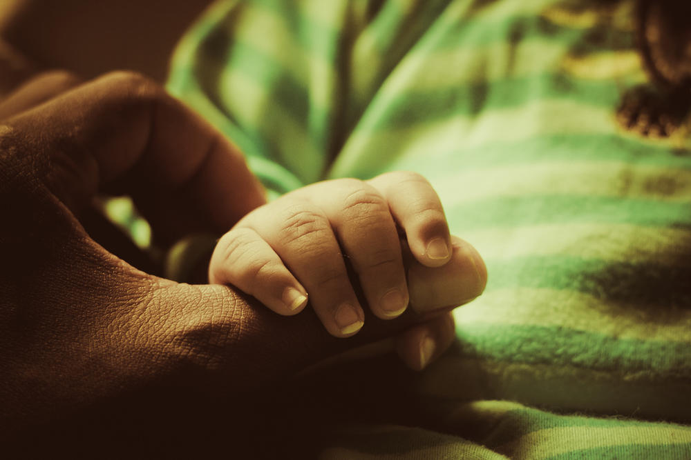 Pogledajte u kažiprst deteta  