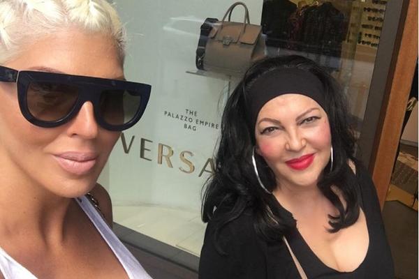 Isplivale šokantne fotke: Divna Karleuša uhvaćena u strasnim poljupcima sa mlađom devojkom! I svi je znamo sa TV!