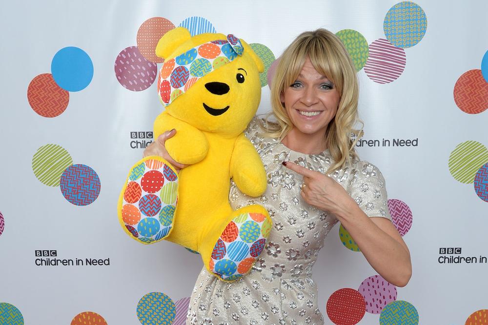 ĆERKICA SE SLIKALA SA MEDOM U TRŽNOM CENTRU: Majka je PRETRNULA kad je videla fotografiju! (FOTO)