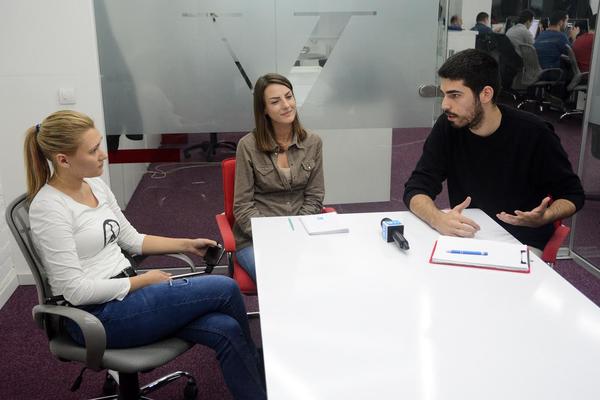 TRENER ZA SREĆU U REDAKCIJI ESPRESA: Da li nam je vratio OSMEH na lice? (VIDEO)