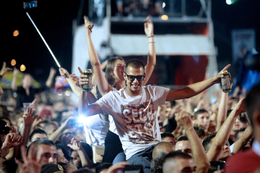 Svi fanovi Srbije: Možda ovde nema mnogo Belibera, ali zato imamo Krasive, Đokiste, Armije i opsesivce!