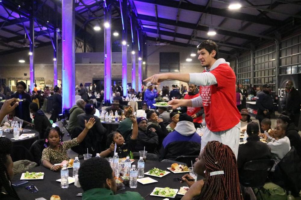 Da li biste voleli da vas služi Boban Marjanović? (FOTO)