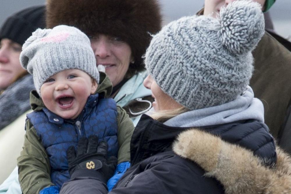 Vratio je deci osmeh na lice: Sa 86 godina ovaj deka plete stvari za one kojima su potrebne! (VIDEO)