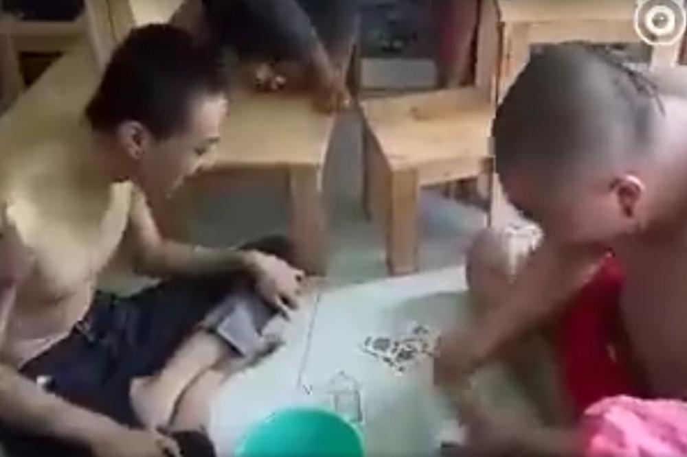 Ko izgubi - liže! Da li je ovo najodvratnija igra na svetu? (VIDEO)