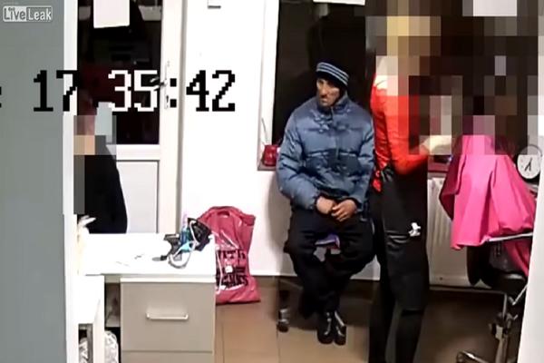 UPAO JE U FRIZERSKI SALON I POČEO DA SE SAMOZADOVOLJAVA: Oduševiće vas kako su frizerke reagovale (VIDEO)