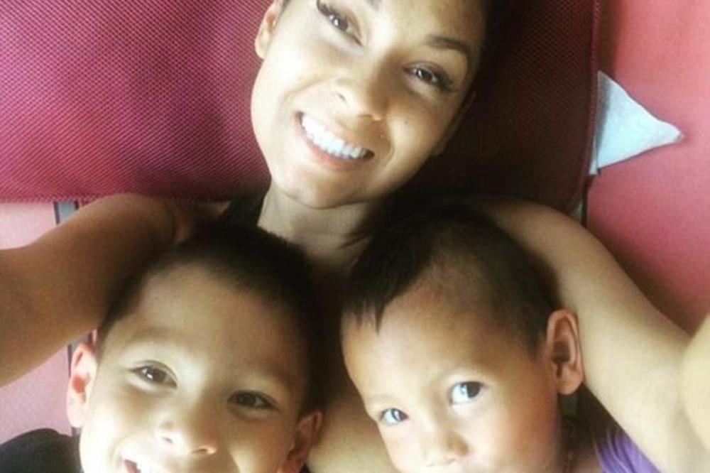 DOJIM OBA SINA, JEDAN IMA 6 GODINA, A DRUGI...Ova majka razbesnela je celu planetu! (FOTO) (VIDEO)