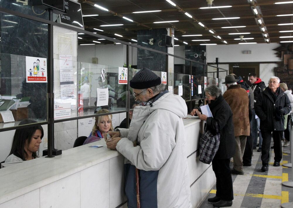 Stariji čovek plaća račun
