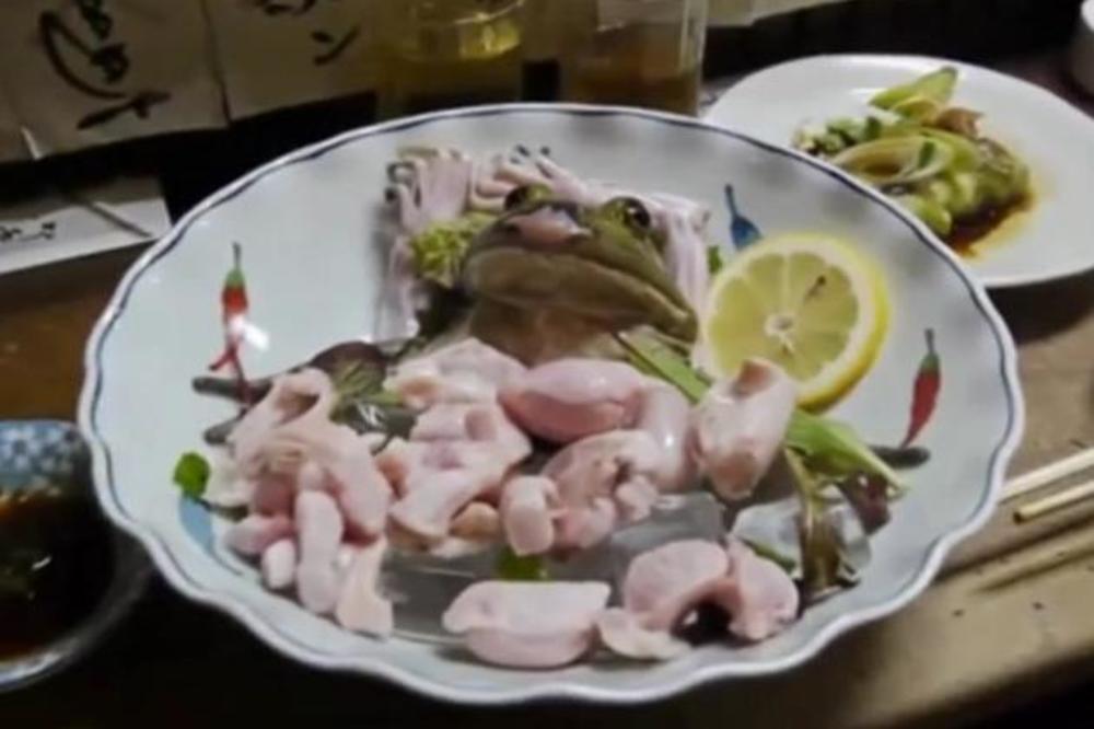 DERU ŽIVE ŽABE, ŽIVE BEBE MIŠEVA VALJAJU PO UŽARENOM ULJU: Ovo se dešava u fensi restoranima širom sveta! (VIDEO)