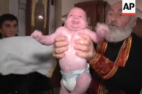 LEDENO KRŠTENJE: Pop ih potapa kao kupus, bebe izbezumljene! (VIDEO)