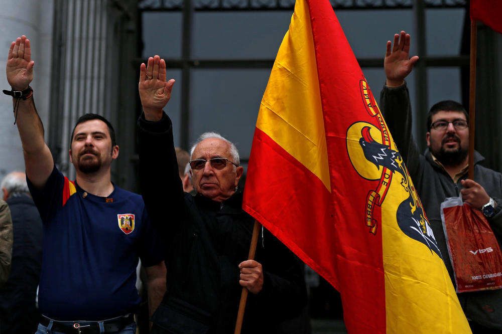 FAŠISTIČKI POZDRAVI I RAZBIJENE LOBANJE U CENTRU MADRIDA: Španski desničari slavili fašistu Franka! (FOTO) (VIDEO)