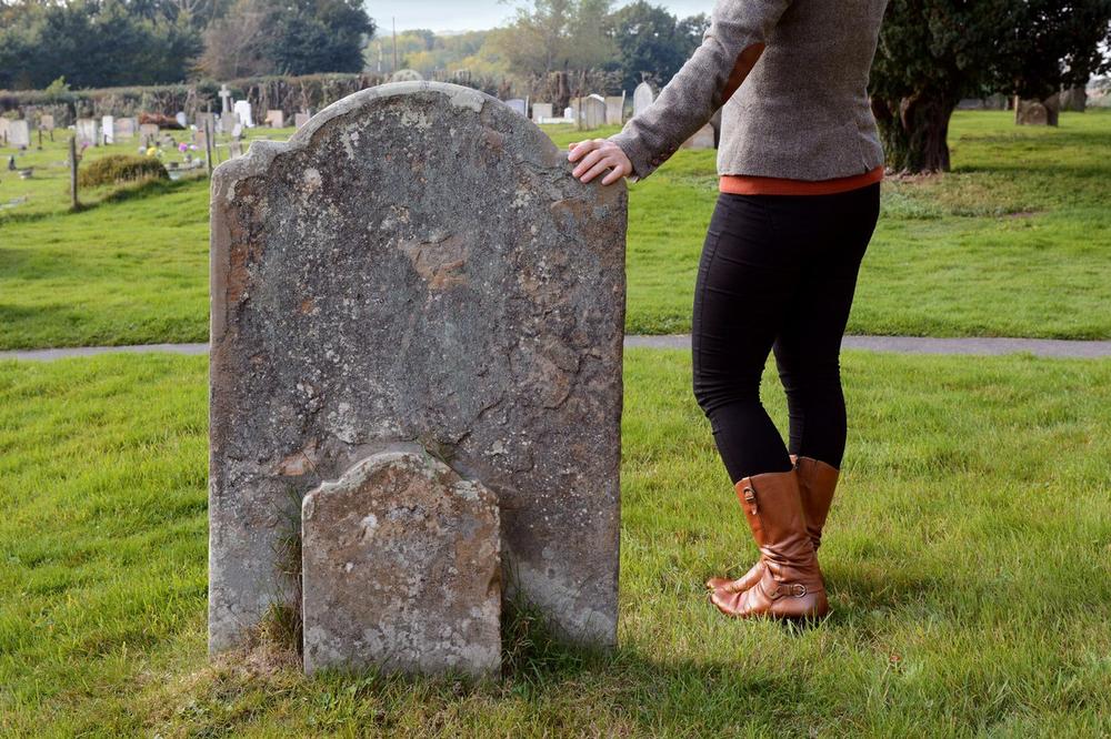 PRVO SU UMRLE ĆERKE: Pepeo roditelja je rasut po ružama na grobu, 7 meseci se tu pojavljivao nepoznat čovek, a onda