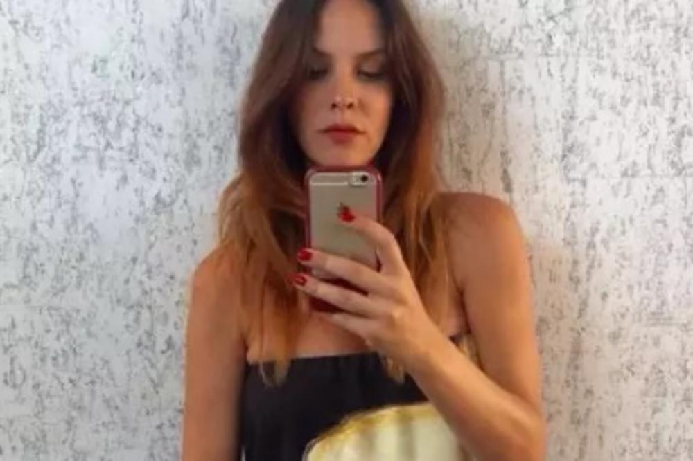 MODELSICA TREBA DA SE PORODI ZA 10 DANA! Čeka blizance a izgleda kao AVION (FOTO)