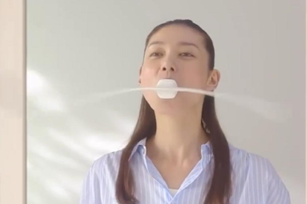 Staviš u usta, pa poletiš: Žene su smislile nove načine da podmlade lice! (FOTO) (VIDEO)