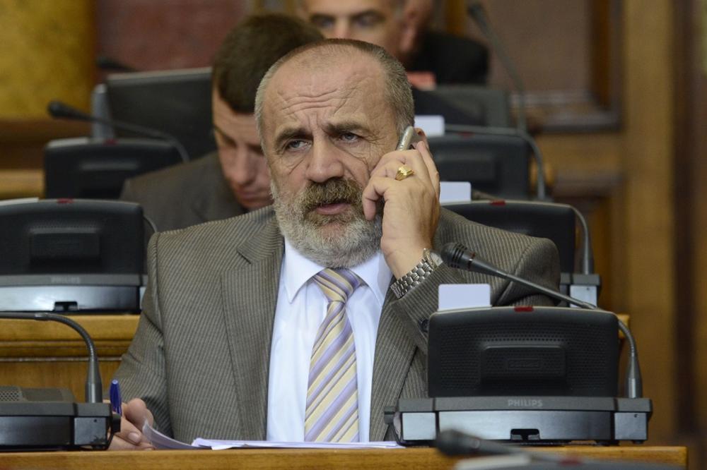 OPA MIKI! Rističević opužio  poslanicu da ga je uštinula za guzu! (FOTO)