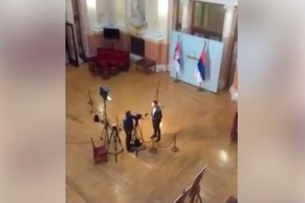 MARTINOVIĆU, ŠTA TO RADIŠ: Pogledajte šta je radikal Šarović uradio poslaniku SNS! (VIDEO)