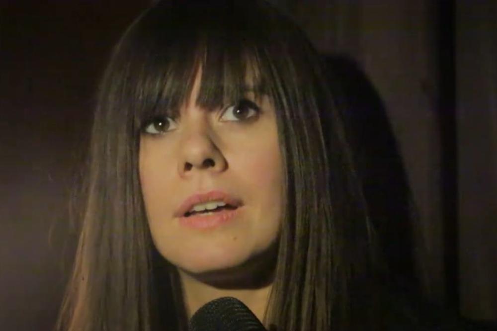 KO JE UNA? Zbog ove devojke ceo grad je počeo da ide na rok svirke! (VIDEO)