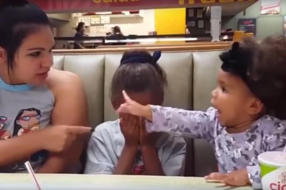 OVO DETE JE HEROJ: Kako je samo svim srcem krenula da brani svoju sestru! (VIDEO)