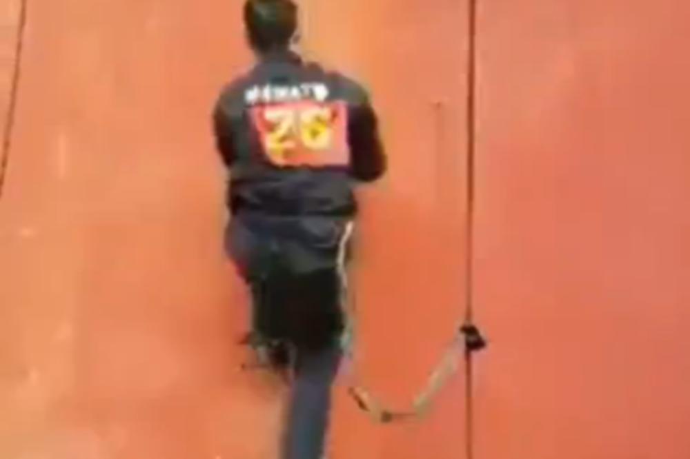 STRAVIČNA NESREĆA: Policajac pao sa zgrade, teško je povređen (VIDEO)