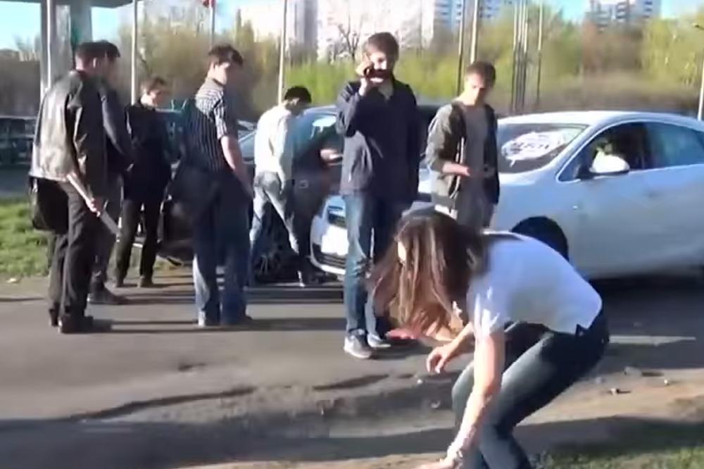 HOĆEŠ DA SE PETLJAŠ SA RUSIMA?! Zaistavili su dve devojke a onda je počeo haos! (VIDEO)