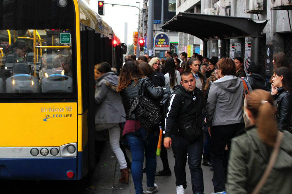 LAKTAŠI, SMARAČI I EKIPA: Pitali smo Beograđane koji tipovi putnika na GSP stanicama ih IZBACE IZ TAKTA! (FOTO) (GIF)