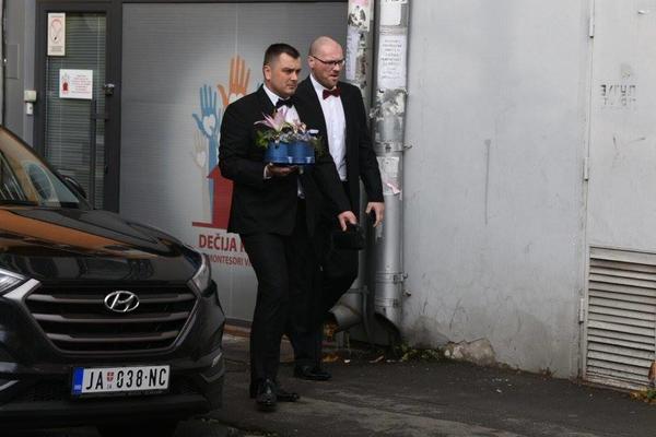 PRVE FOTOGRAFIJE SA SVADBE VIKTORA TROICKOG: Svatovi se okupljaju, čeka se mladoženja! (FOTO)