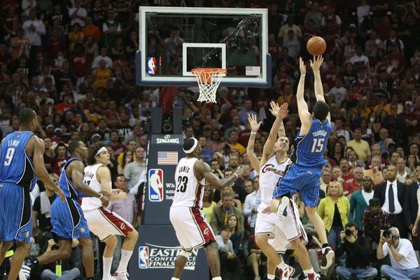 Od 1.000 mečeva u karijeri, Lebron je samo 1 počeo sa klupe, a za sve su krivi Brazilac i miljenik Grobara! (VIDEO)