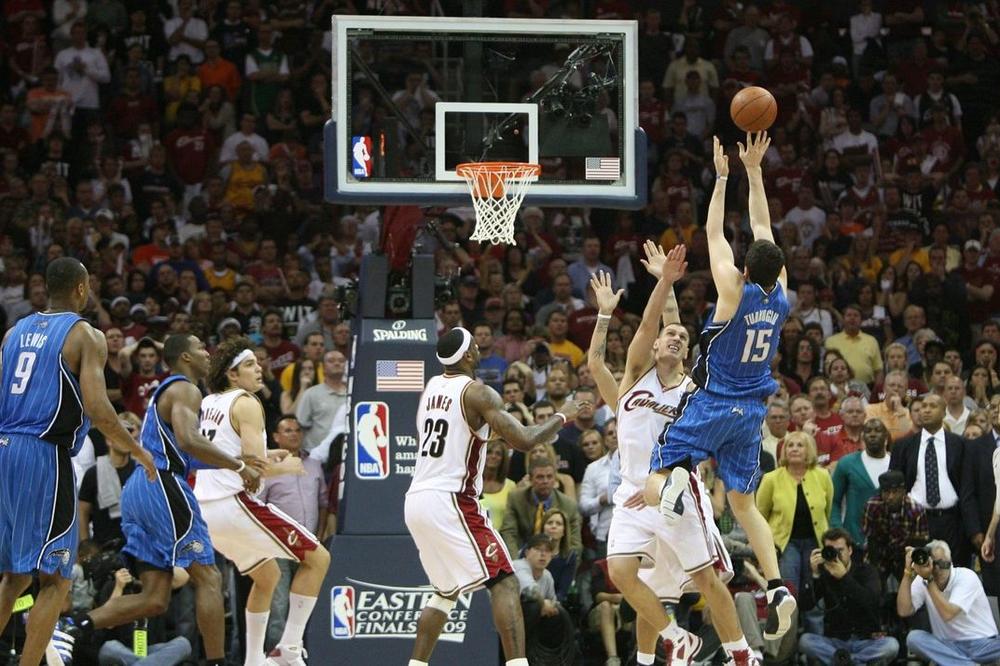 Od 1.000 mečeva u karijeri, Lebron je samo 1 počeo sa klupe, a za sve su krivi Brazilac i miljenik Grobara! (VIDEO)