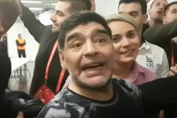 Maradona je vodio navijanje u Zagrebu, a potom je od Del Potra dobio poklon i bio srećan kao dete! (VIDEO)