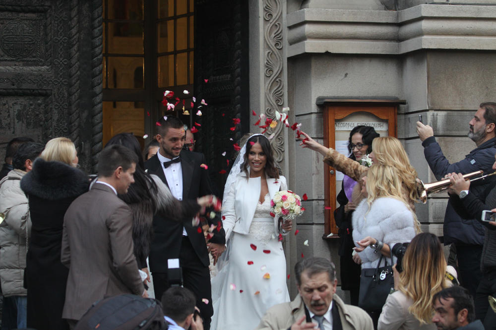 KAKO SOČNO Proglašavam vas mužem i ženom, možete da... Viktorov i Aleksandrin prvi poljubac posle sudbonosnog DA!