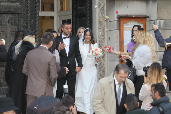 Najseksi trudnica: Aleks očarala venčanicom, a onda se presvukla u haljinu sa koje niko ne skida pogled (FOTO)