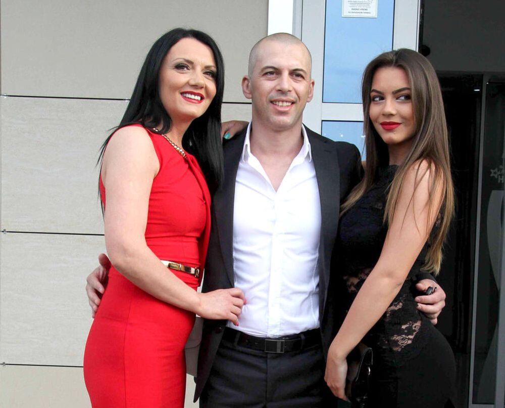 Topalko sa ženom i ćerkom