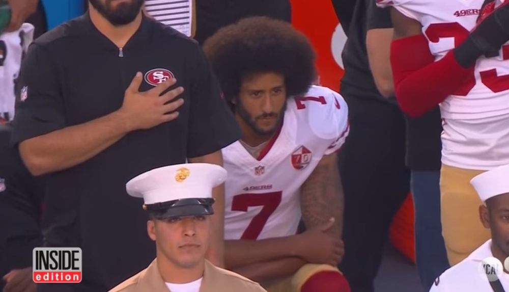 Kolin Kapernik kleči tokom intoniranja himne 