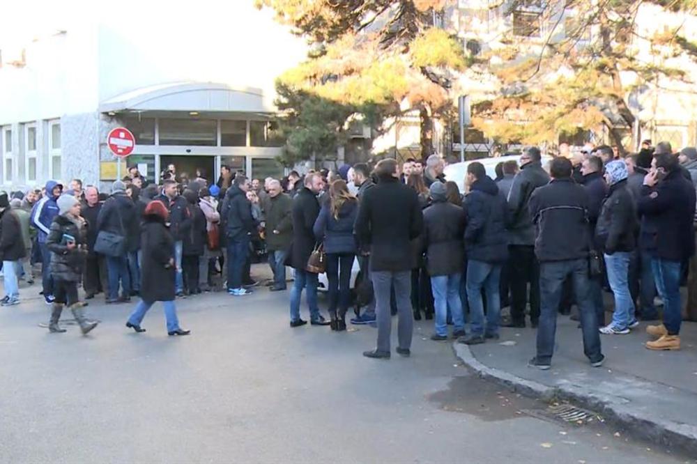 Naprednjaci došli pred sud da podrže Stefanovića zbog tužbe protiv novinara!