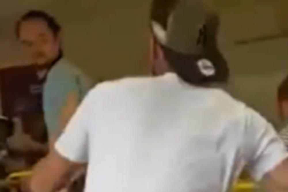 Nemojte se kačiti s ovim profesorom, dobićete DOBAR ŠAMAR! (VIDEO)