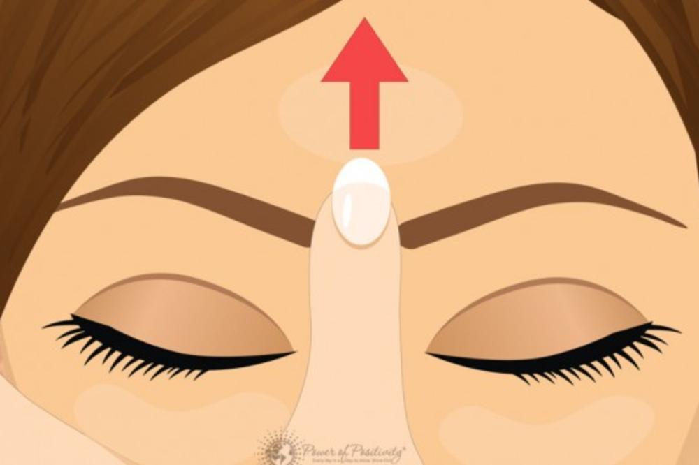 Šta se dešava kad masirate ovu tačku na čelu? (FOTO) (GIF)