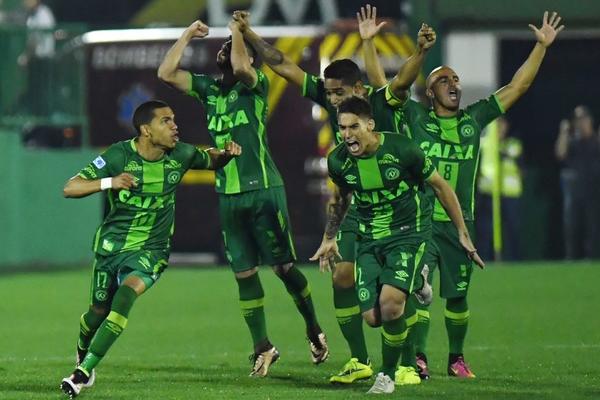 VELIKI ZELENI ŠAPEKOENSE: Ovako je razarao Zapadni uragan - brazilska magija! (VIDEO)