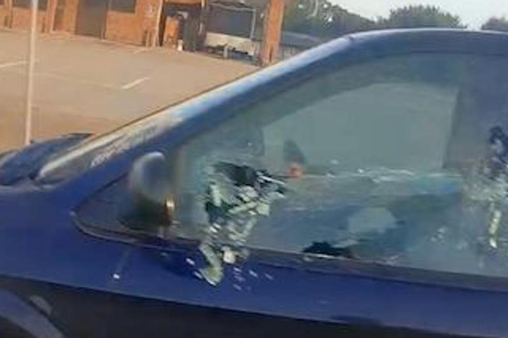 Vozač pogodio motociklistu flašom vode, a onda je usledila paklena osveta! (VIDEO)