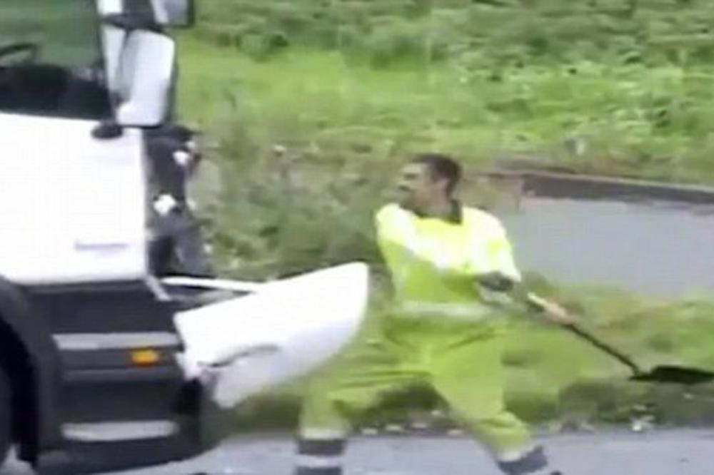 Pretukao je vozača, ZAKUCAO SE kamionom u njegov a onda ga SKROZ RAZLUPAO LOPATOM! (VIDEO)